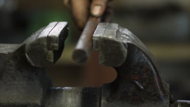 Arbeiter fixiert Werkstück mit Klemmvorrichtung — Stockvideo