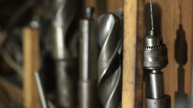 Birçok farklı eski araç duvarda asılı