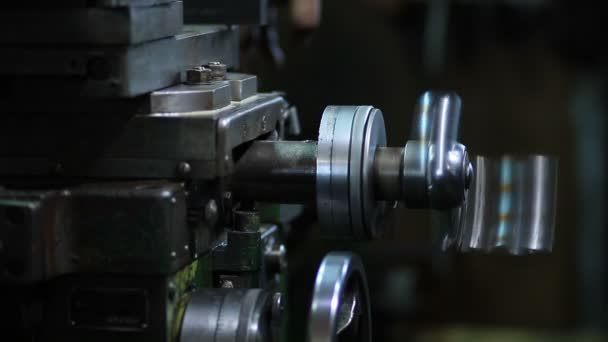 Micrometer wiel op de draaibank machine — Stockvideo