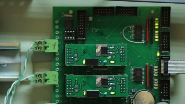 Close-up de placa de circuito eletrônico — Vídeo de Stock