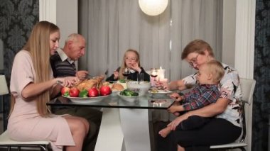 Mutlu aile geleneksel Şükran günü yemek yeme