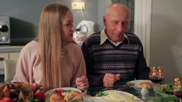 Familie beim gemeinsamen Abendessen zum Erntedank — Stockvideo