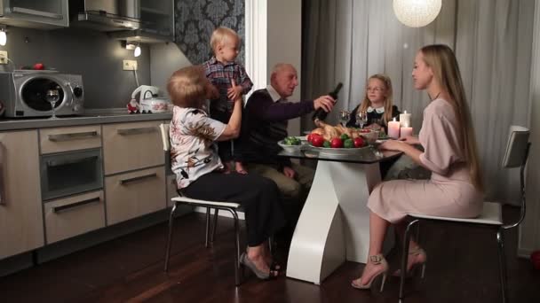 Familia feliz disfrutando de la comida de Acción de Gracias en la mesa — Vídeo de stock