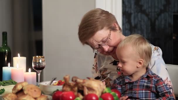 慈爱的祖母喂养她的孙子 — 图库视频影像