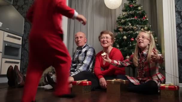 Toddler boy in christmas outfit embracing sister — Αρχείο Βίντεο