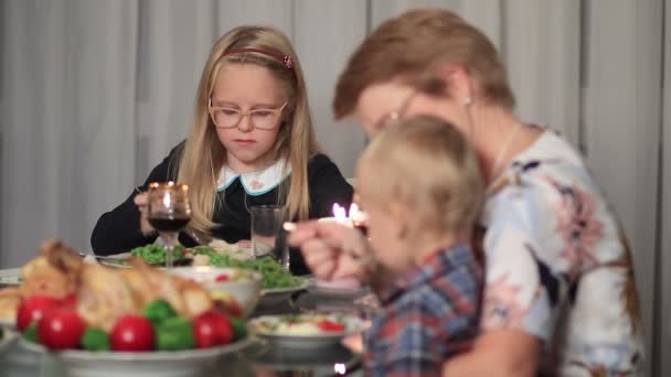 Familie genießt gemeinsames Essen im Urlaub — Stockvideo