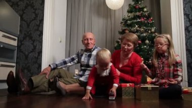 Gülümseyen aile evde neşeli Noel Kutlamaları