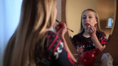 Güzel kız ruj boya fırçası ile uygulama