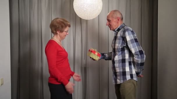 Старший мужчина дарит валентинки своей жене — стоковое видео