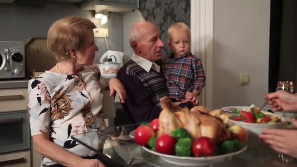 Feliz familia celebrando la fiesta de Acción de Gracias — Vídeo de stock