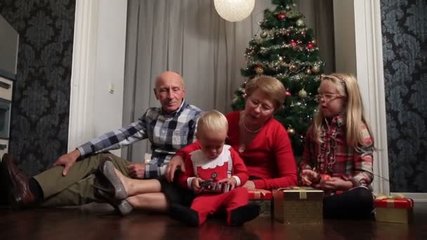 Grandparents with children celebrating Christmas — Αρχείο Βίντεο