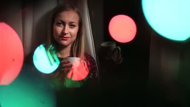 Attractive woman in bokeh circles of Xmas lights — ストック動画