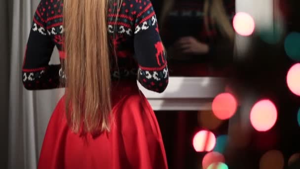 Glückliche Frau winkt am Weihnachtstag aus dem Fenster — Stockvideo