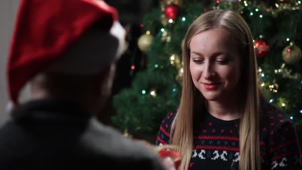 Hombre dando un regalo de Navidad a su novia — Vídeos de Stock