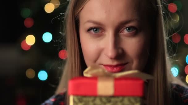 Ευτυχισμένη νεαρή γυναίκα που κρατάει Χριστουγεννιάτικο κουτί δώρου — Αρχείο Βίντεο