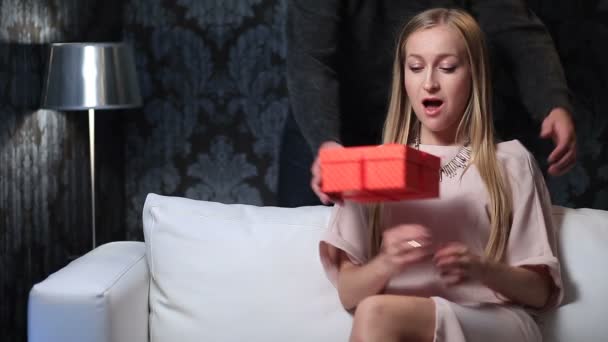 Мужчина удивляет девушку с подарком на День Святого Валентина — стоковое видео