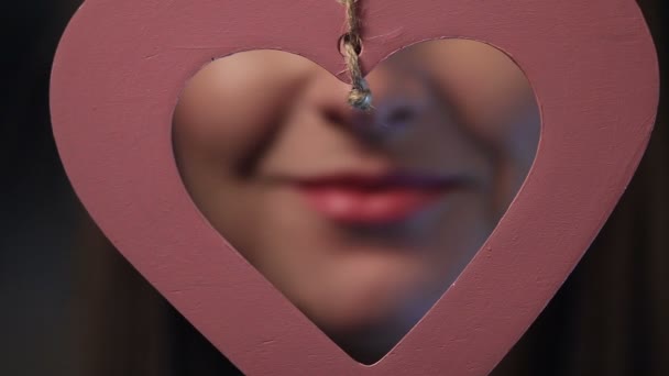 주는 아름 다운 섹시 한 핑크 입술 키스 — 비디오
