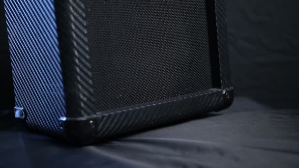 Гітарний підсилювач і музична підставка з мікрофоном — стокове відео