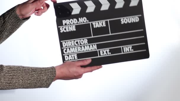 Tutup tangan laki-laki memegang film clapperboard — Stok Video