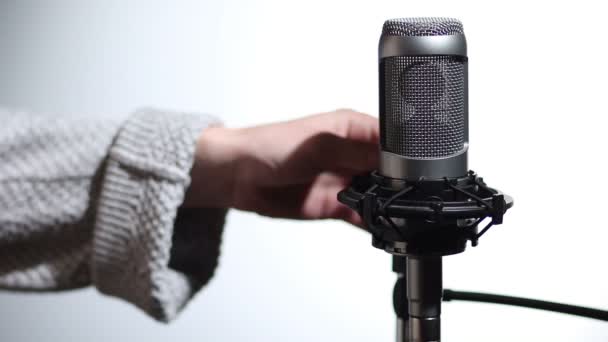 Mikrofon und Popfilter im Tonstudio — Stockvideo