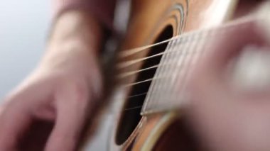 Gitarist akustik gitar çalıyor.