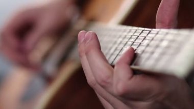 Gitar perdeler üzerinde oynarken parmak mans