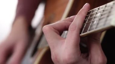 Gitar çalmak el mans