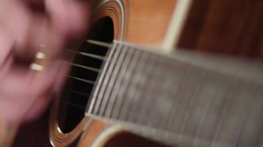 Akustik gitar çalmaya erkek müzisyen.