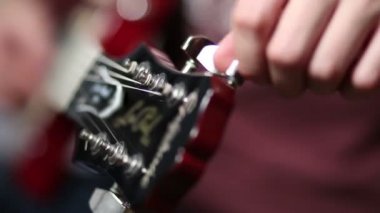 El elektro gitar sap kafası üzerinden ayarlama