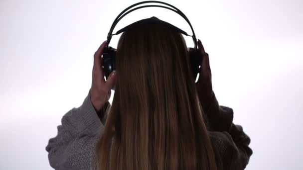 Mujer joven relajándose con música en auriculares — Vídeos de Stock