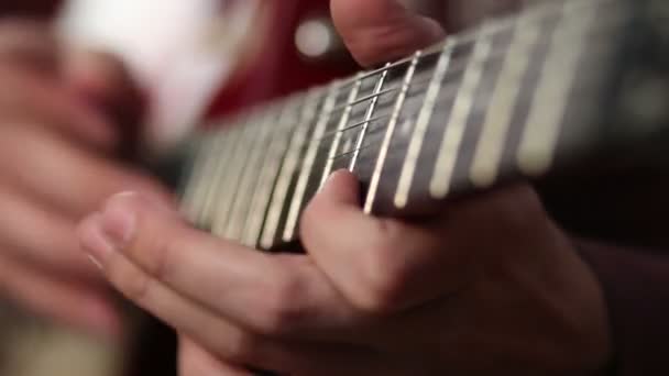 Гитарист с использованием техники нажатия — стоковое видео