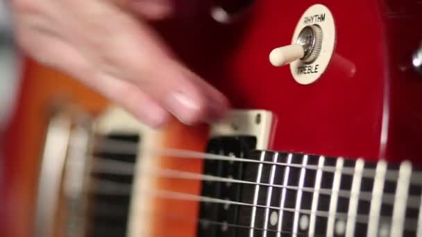 Elektrische gitaar-schakelaar voor het kiezen van treble ritme — Stockvideo