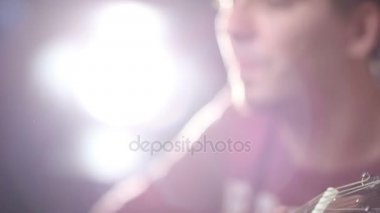 akustik gitar çalan şarkı performans