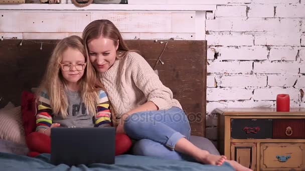 Kijken naar een film op de laptop en gelukkige familie — Stockvideo