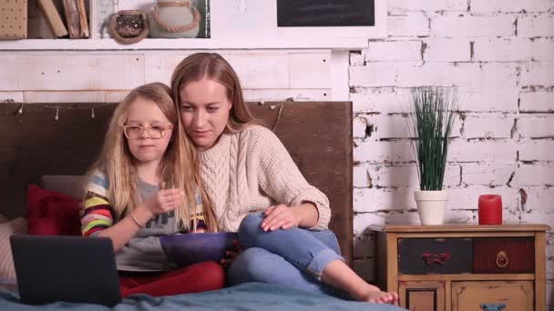 Anne ve kızı laptop çizgi film izlerken — Stok video