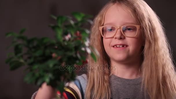 Niño de mente natural que cuida sus plantas — Vídeo de stock