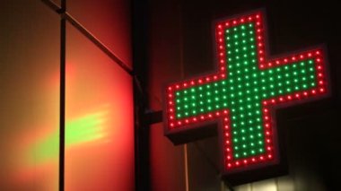 Neon eczane oturum sokakta geceleri