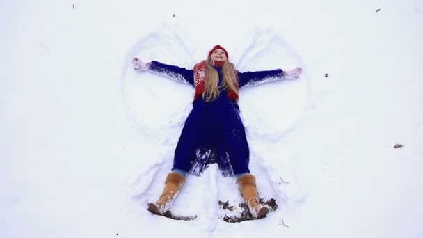 Νεαρή γυναίκα ευτυχισμένη τη διασκέδαση στο χιόνι — Αρχείο Βίντεο