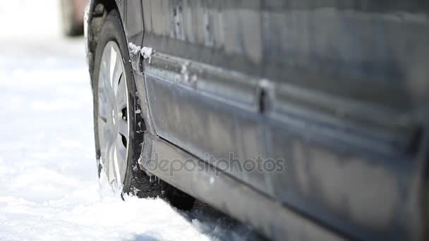 Carro preso na neve no inverno — Vídeo de Stock