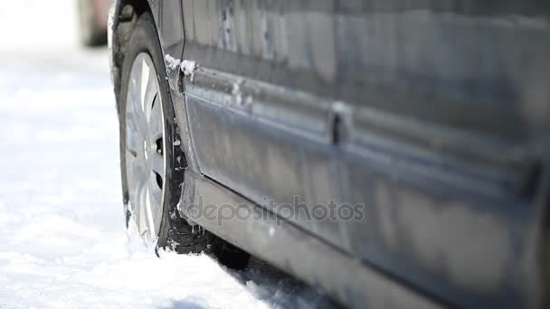 Coche atrapado en la nieve en invierno — Vídeos de Stock