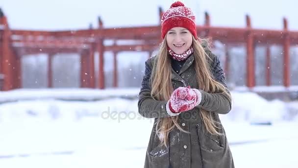 Winter vrouw spelen in de sneeuw, sneeuwballen gooien — Stockvideo