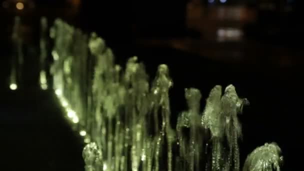 Viele kleine Springbrunnen mit weißer Beleuchtung — Stockvideo