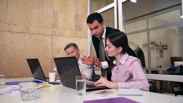 Equipo de negocios trabajando juntos en la oficina — Vídeos de Stock