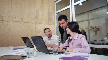 Çalışanlarla konuşmaya kızgın erkek Yöneticisi