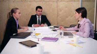 Grup ofis fikir paylaşımı iş ortakları