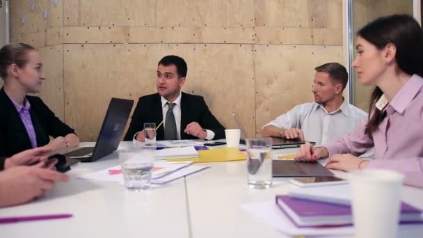 Toplantı salonunun içinde iş adamları neşeli takım — Stok video