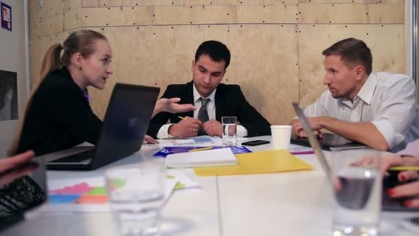 Brainstorming von Geschäftsleuten bei Treffen im Büro — Stockvideo