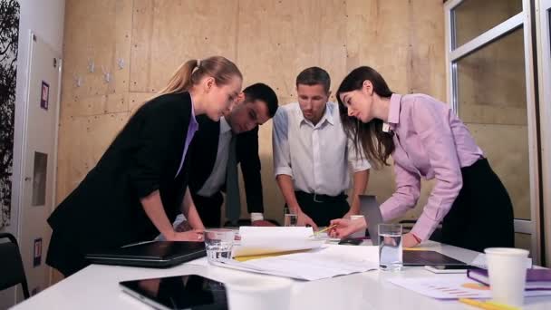 Kreatives Business-Team arbeitet an Projekt im Büro