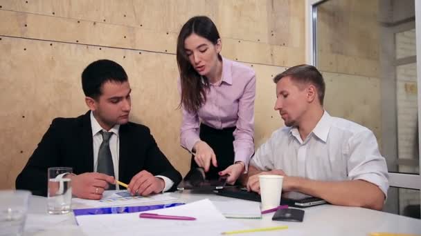 Бізнес команда використовує планшетний комп'ютер в офісі — стокове відео