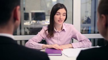 Çift el sallayarak gülümseyen mali müşavir